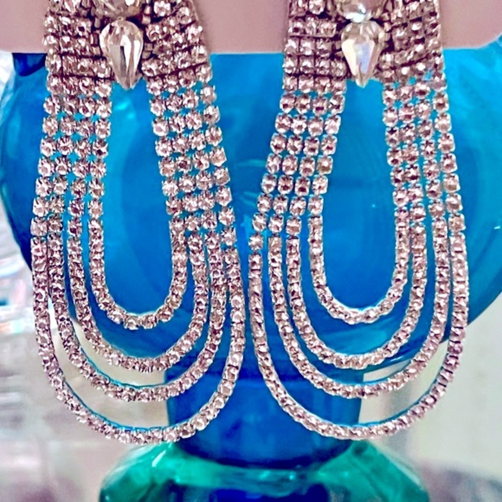 🌺🎉HP🎉🌺 NWT Deepa Gurnani Beaded Silver Crystal Chandeliers - Picture 3 of 14
